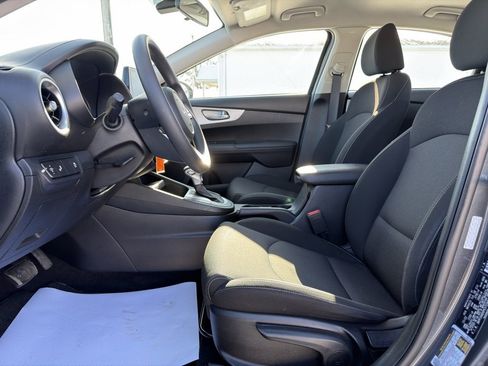 Used 2023 Kia Forte LXS w/ LXS Technology Package image 2