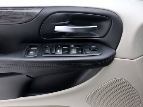Used 2014 Dodge Grand Caravan SXT w/ Rear Park Assist Package FWD image 27