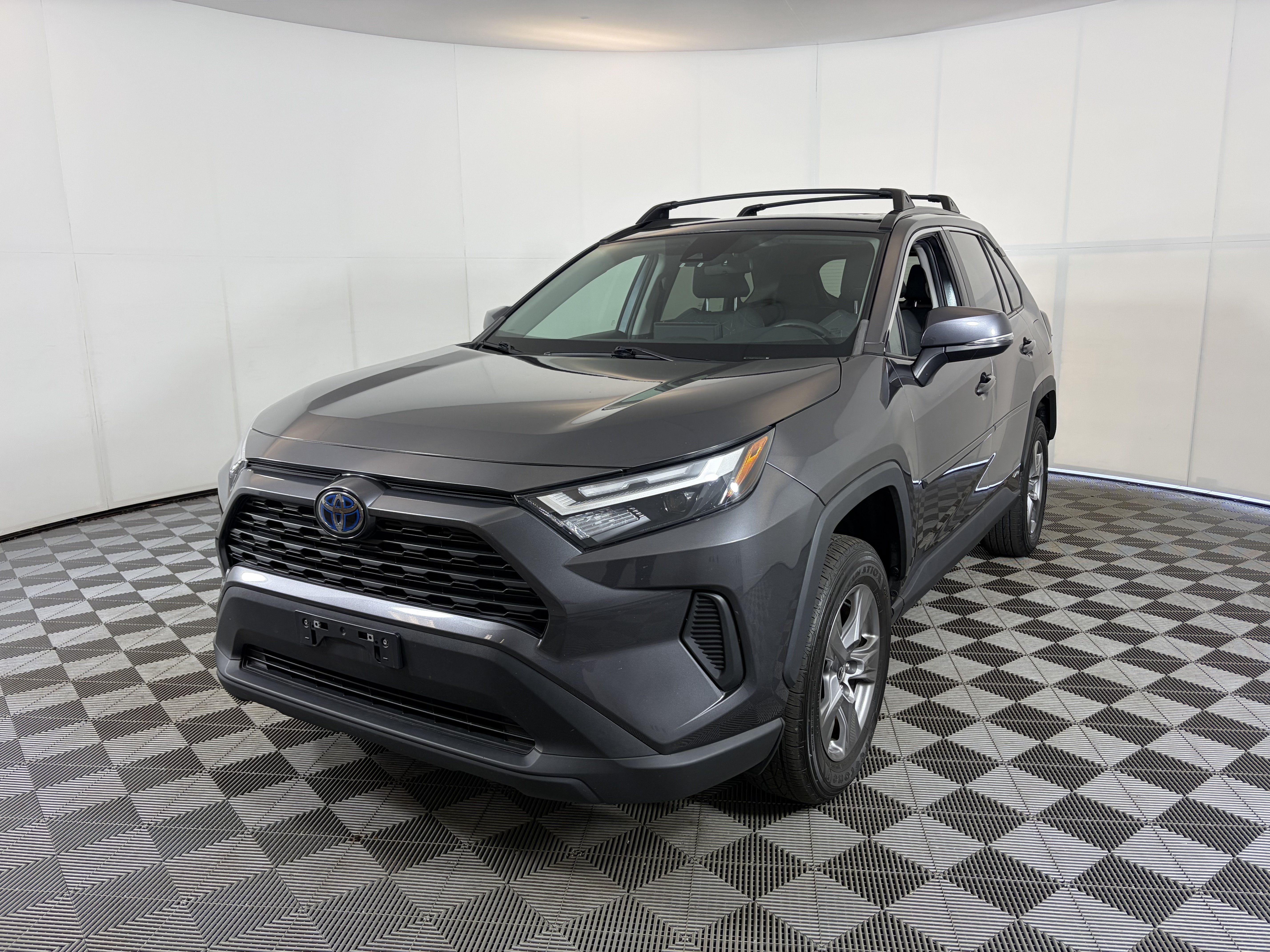 Used 2022 Toyota RAV4 XLE w/ Convenience Package AWD/4WD image 3