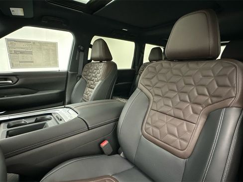 New 2025 Nissan Armada Platinum Reserve image 9