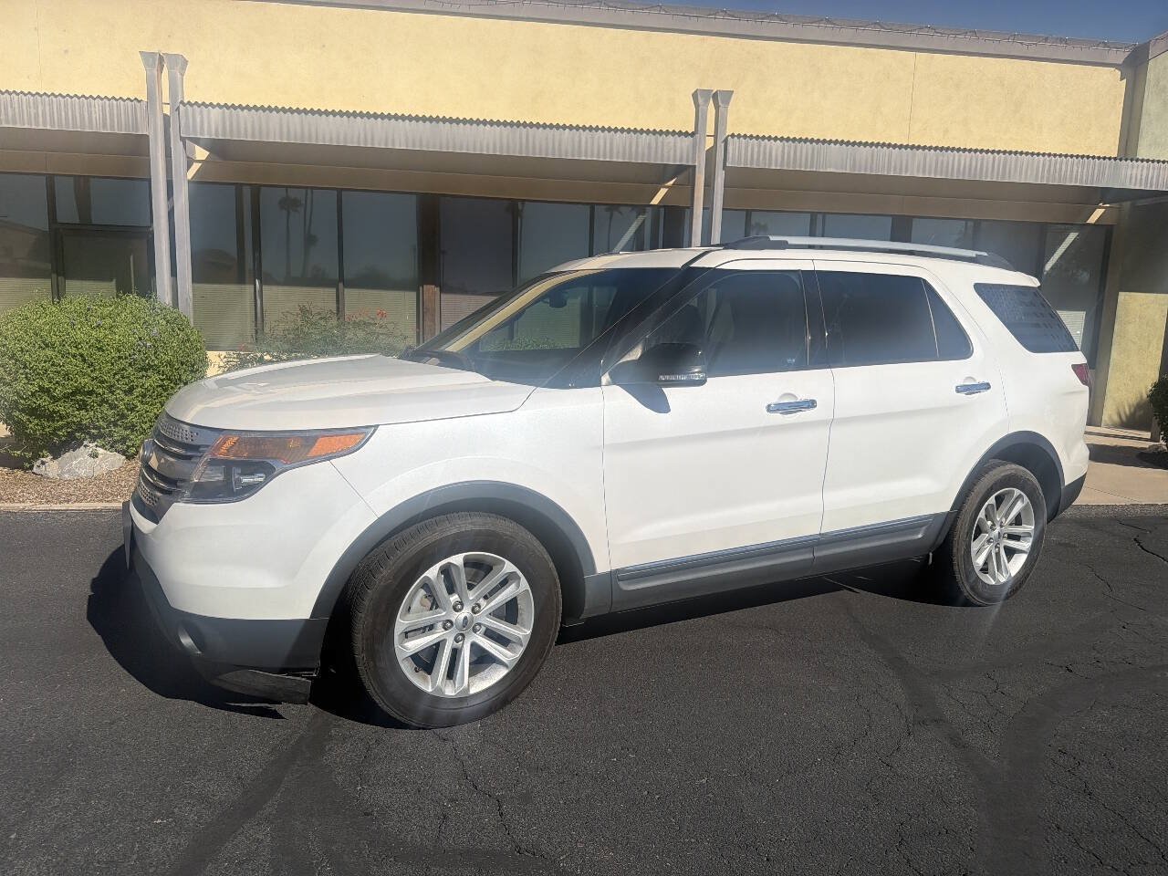 Used 2015 Ford Explorer XLT w/ Equipment Group 202A FWD image 3