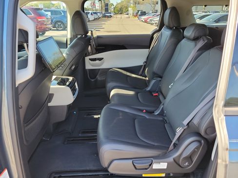 Used 2022 Kia Carnival SX image 16