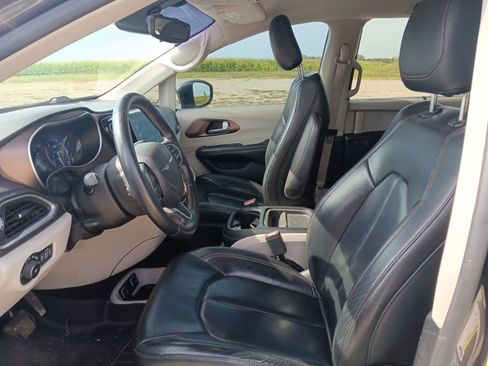 Used 2017 Chrysler Pacifica Touring-L FWD image 19
