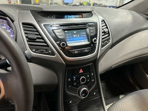 Used 2014 Hyundai Elantra SE w/ Option Group 02 image 16