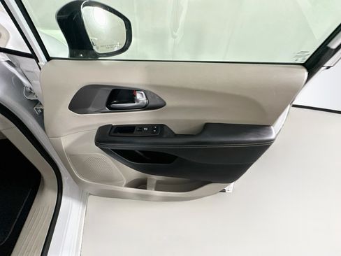 Used 2024 Chrysler Pacifica Touring-L FWD image 32