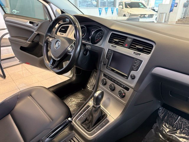 Used 2017 Volkswagen Golf SE FWD image 29