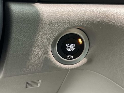 Used 2024 Chrysler Pacifica Touring-L image 17