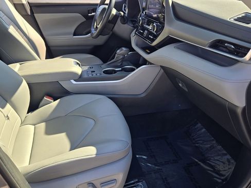 Used 2023 Toyota Highlander XLE image 15