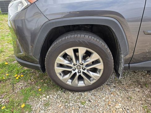 Used 2021 Toyota RAV4 XLE Premium image 3