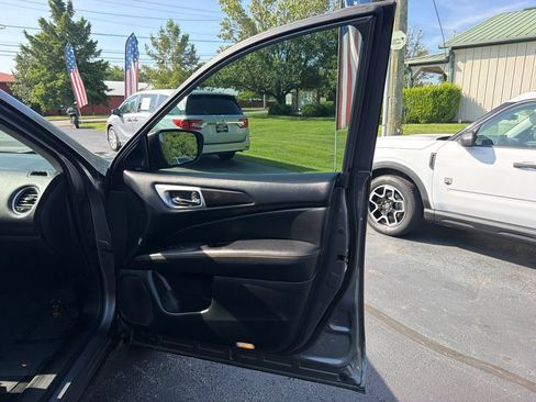 Used 2019 Nissan Pathfinder SL FWD image 32