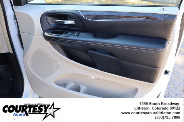 Used 2015 Chrysler Town & Country Touring FWD image 33