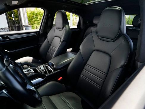 Used 2022 Porsche Cayenne Turbo image 23