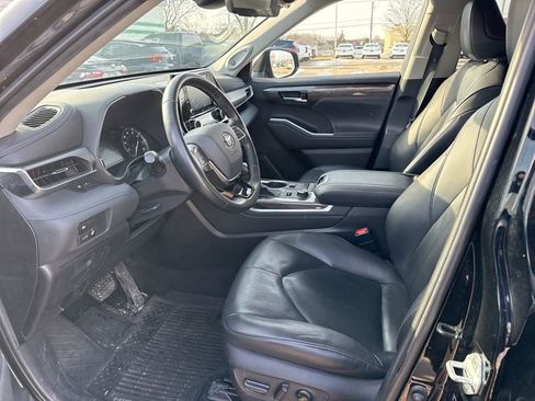 Used 2020 Toyota Highlander Limited image 12