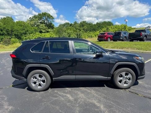 Used 2025 Toyota RAV4 XLE AWD/4WD image 2