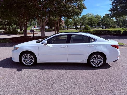 Used 2015 Lexus ES 350 w/ Ultra Luxury Package FWD image 4