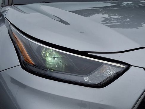 Used 2023 Toyota Highlander XLE AWD/4WD image 9