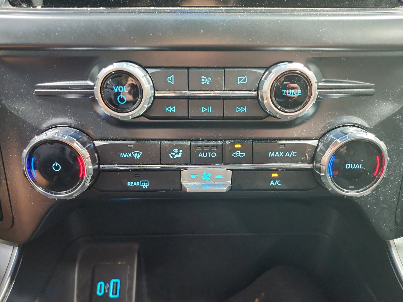 Used 2024 Ford F150 XLT w/ XLT Black Appearance Package AWD/4WD image 18