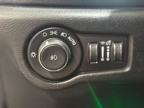 Used 2019 Chrysler Pacifica Limited w/ Advanced Safetytec Group FWD image 38