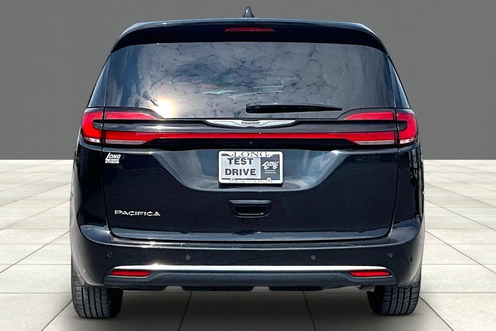 Used 2023 Chrysler Pacifica Touring-L FWD image 4