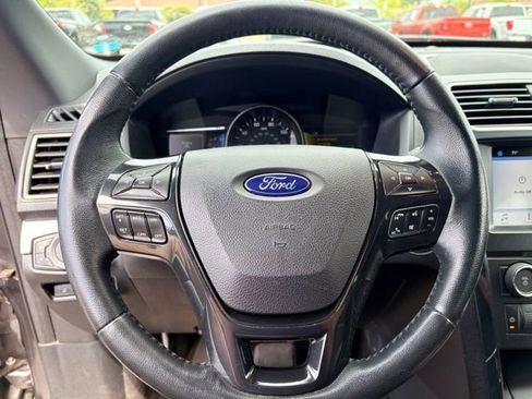 Used 2017 Ford Explorer XLT w/ Equipment Group 201A AWD/4WD image 18