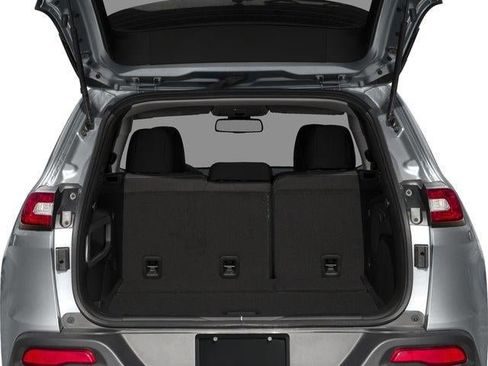 Used 2016 Jeep Cherokee Latitude FWD image 12