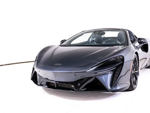 Used 2025 McLaren Artura Spider RWD image 13