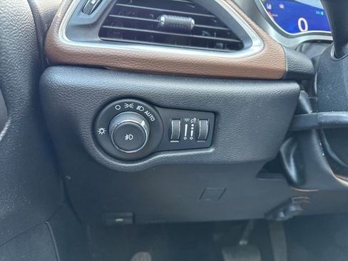 Used 2020 Chrysler Pacifica Limited w/ Advanced Safetytec Group FWD image 18