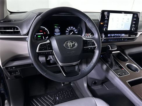 Used 2024 Toyota Sienna XLE image 21