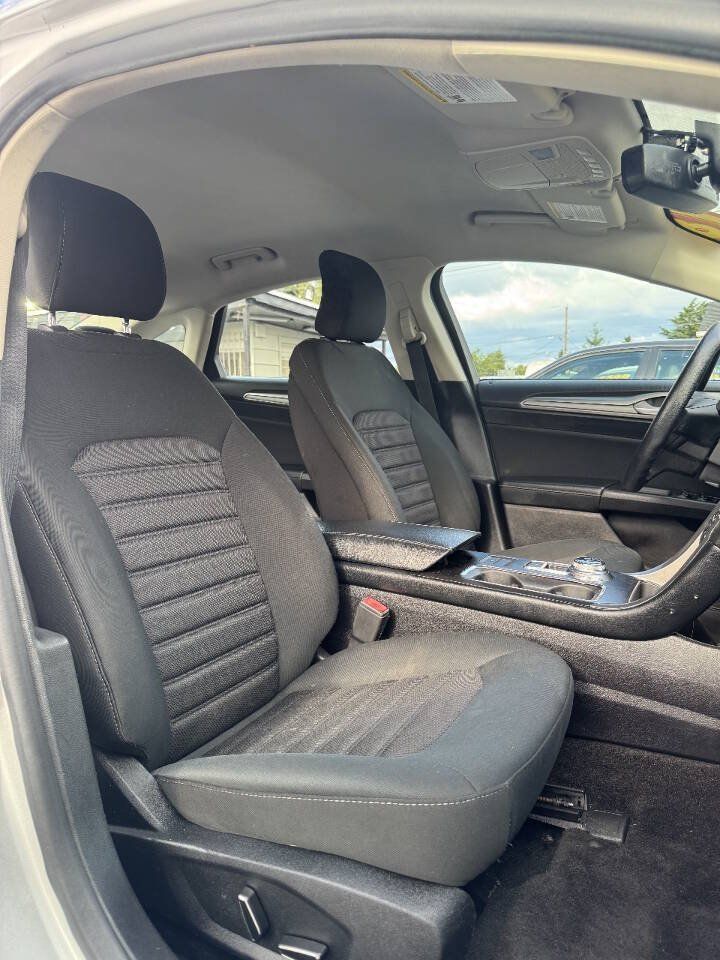 Used 2018 Ford Fusion SE FWD image 13
