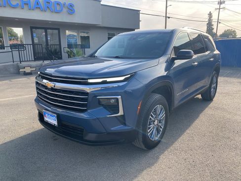 Used 2025 Chevrolet Traverse LT image 9