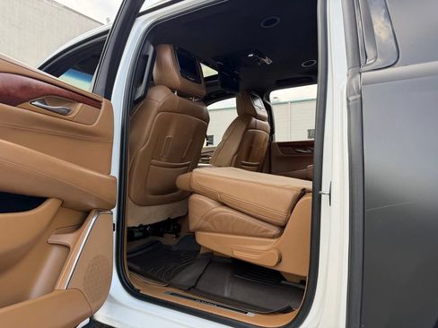 Used 2017 Cadillac Escalade ESV Platinum AWD/4WD image 16