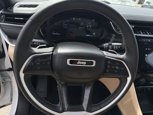 Used 2024 Jeep Grand Cherokee Limited w/ Luxury Tech Group II AWD/4WD image 16