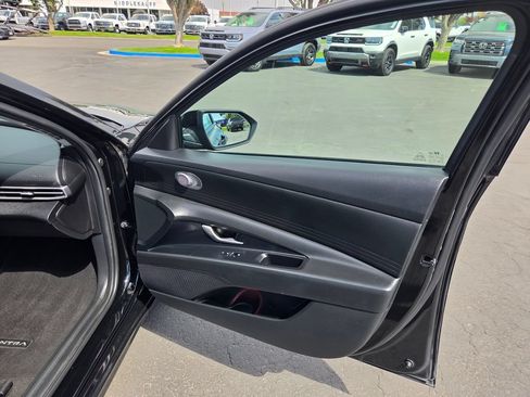 Used 2023 Hyundai Elantra SE FWD image 22