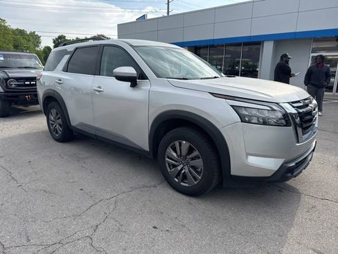 Used 2025 Nissan Pathfinder SV FWD image 3