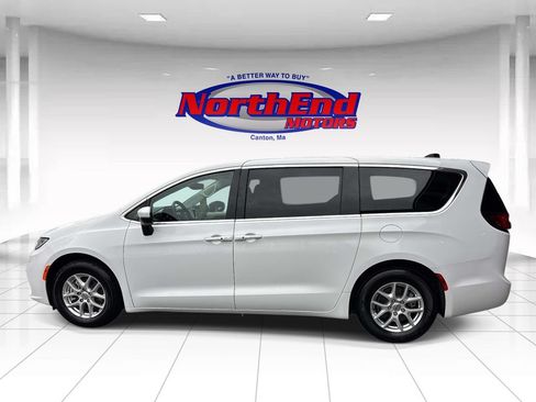 Used 2023 Chrysler Pacifica Touring-L FWD image 6