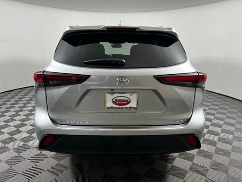 Certified 2024 Toyota Highlander XLE image 6