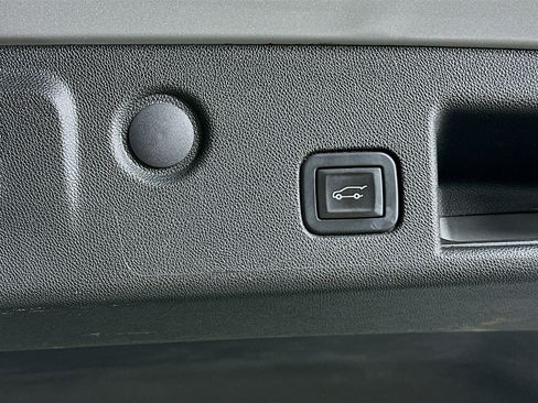 Used 2019 Chevrolet Equinox Premier FWD image 29