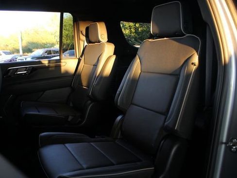 Used 2025 Chevrolet Suburban Premier image 27