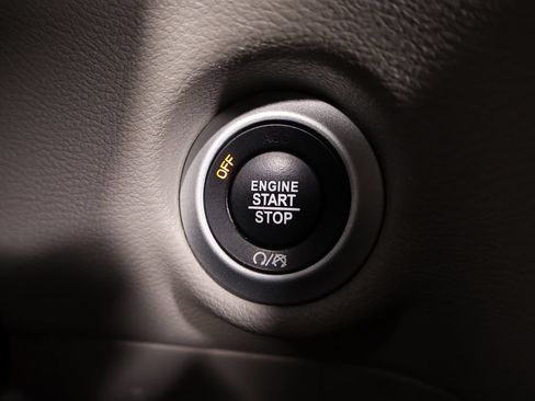Used 2023 Chrysler Pacifica Touring-L FWD image 39