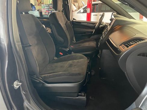 Used 2018 Dodge Grand Caravan SE FWD image 16