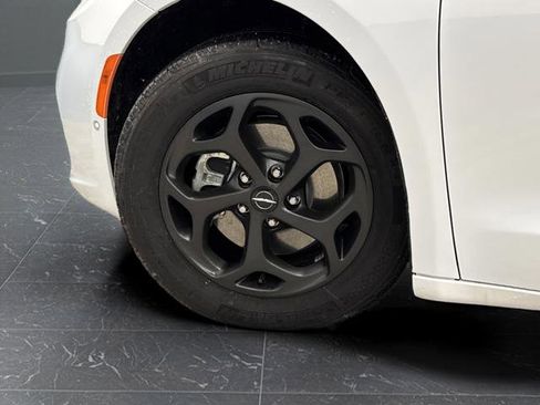 Used 2024 Chrysler Pacifica Select image 36