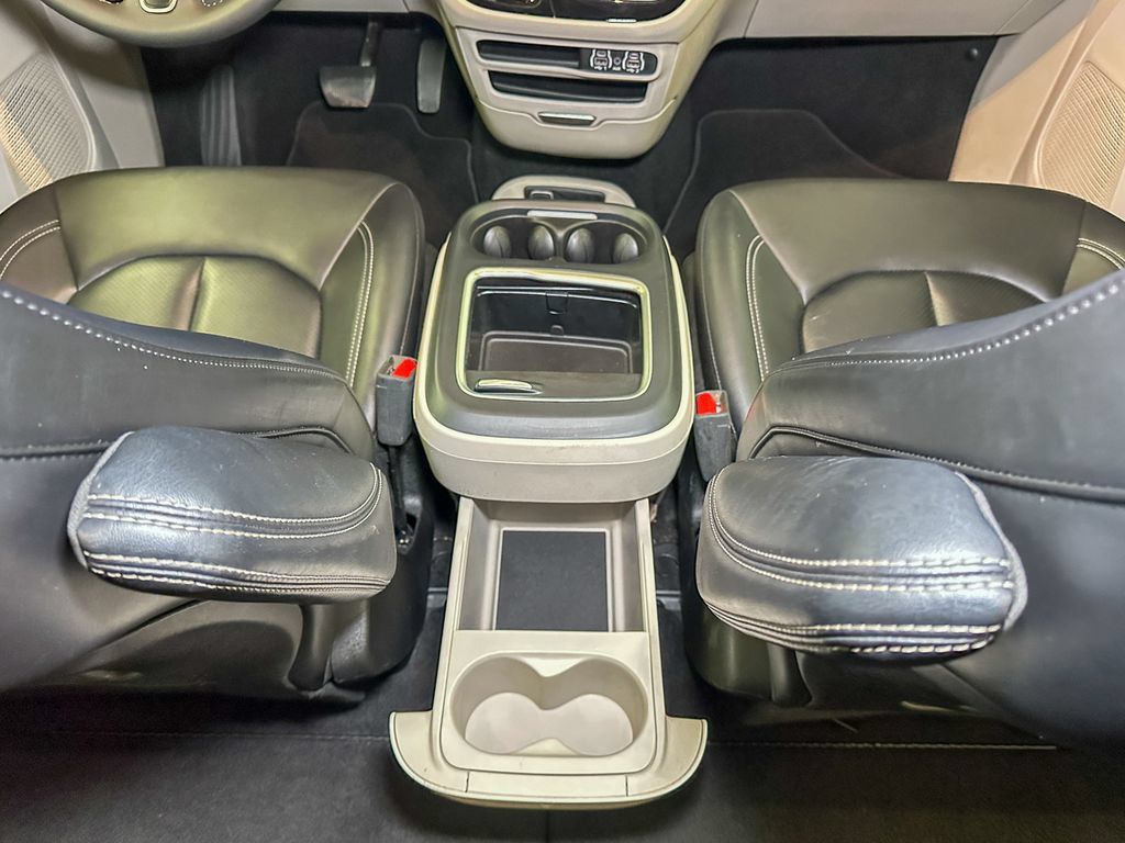 Used 2024 Chrysler Pacifica Touring-L FWD image 24