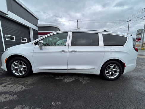 Used 2017 Chrysler Pacifica Limited w/ Advanced Safetytec Group FWD image 5