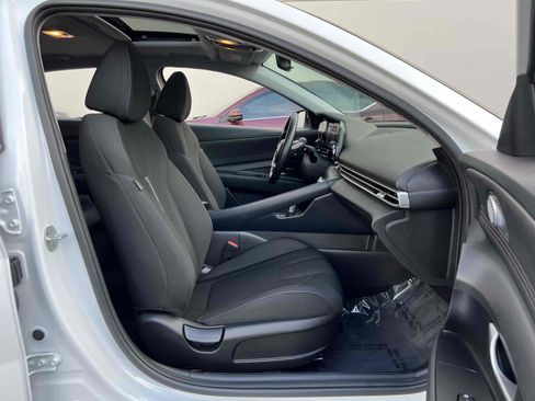 Used 2022 Hyundai Elantra SEL w/ Convenience + Premium Package image 4