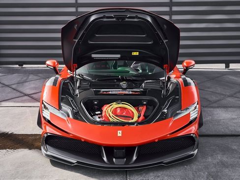 Used 2022 Ferrari SF90 Spider image 16