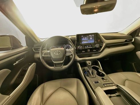 Used 2022 Toyota Highlander XLE FWD image 22