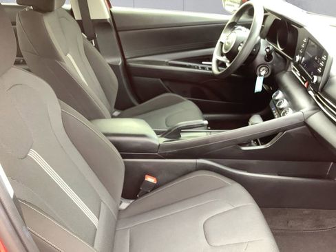 Used 2022 Hyundai Elantra SE image 13