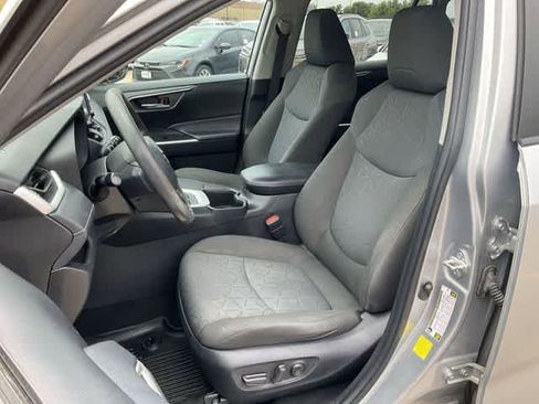 Used 2022 Toyota RAV4 XLE w/ Convenience Package FWD image 12