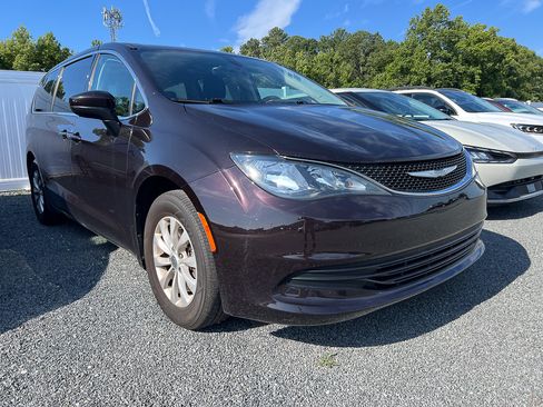 Used 2017 Chrysler Pacifica Touring w/ Tire & Wheel Group FWD image 6