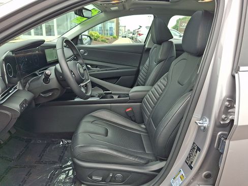 Certified 2025 Hyundai Elantra Limited FWD image 13